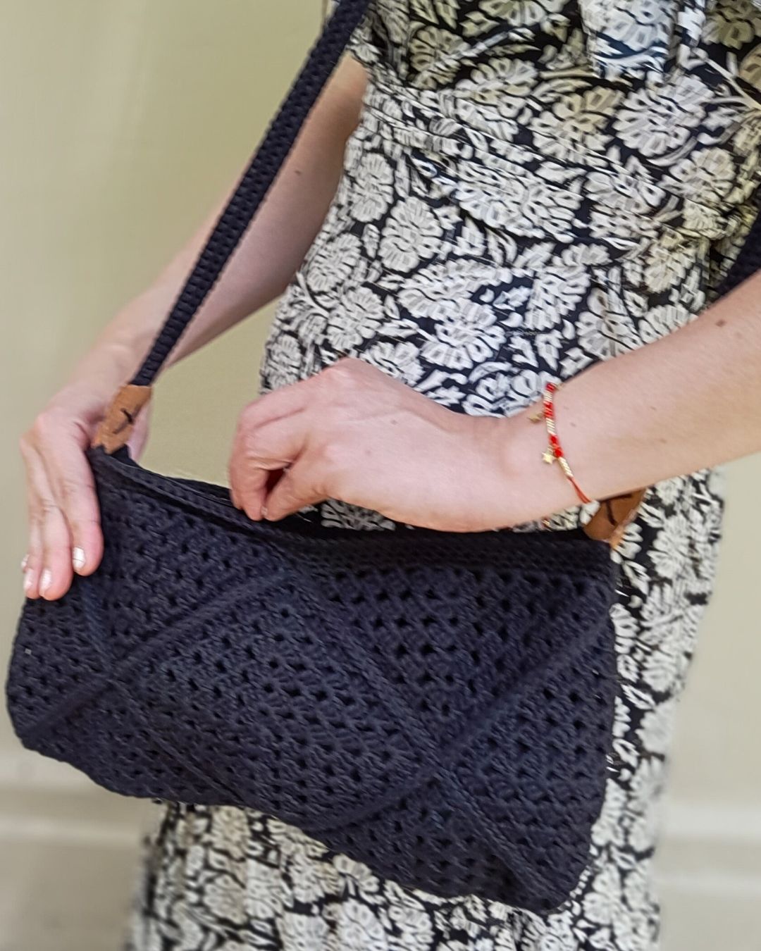 Cartera Bandolera de Verano Tejida a Crochet Negra